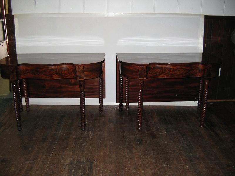 Picture 014.jpg - Pr. Mhg. Banquet Tables, beautiful shape, turned legs